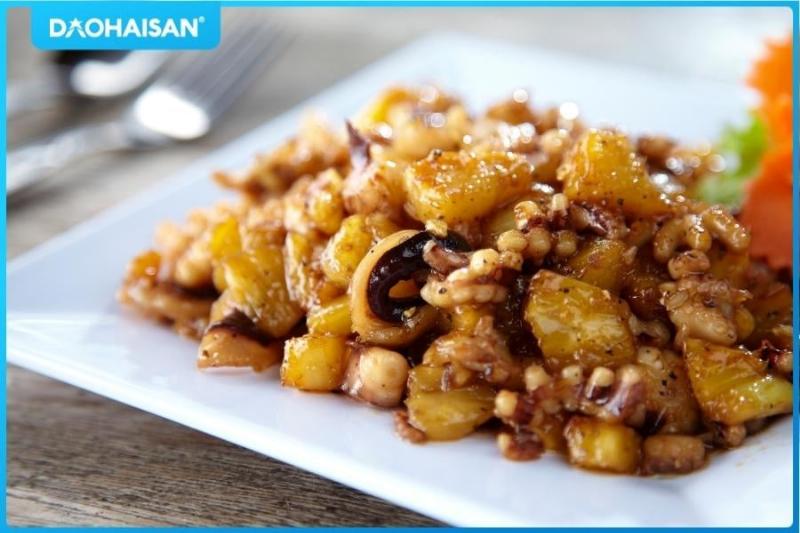 Nguyên liệu tươi ngon cho món mực xào dứa cần tây bao gồm mực, dứa, cần tây và gia vị